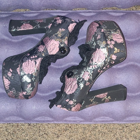 Mauve Fanged Faerie Brocade Mary Janes - Picture 2 of 4